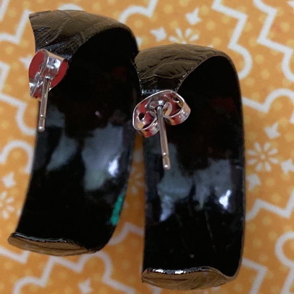 80s black textured patterned enamel paint crescent earrings - Picture 7 of 8